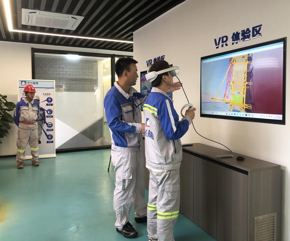 工厂安全培训中员工佩戴VR设备模拟人机协作