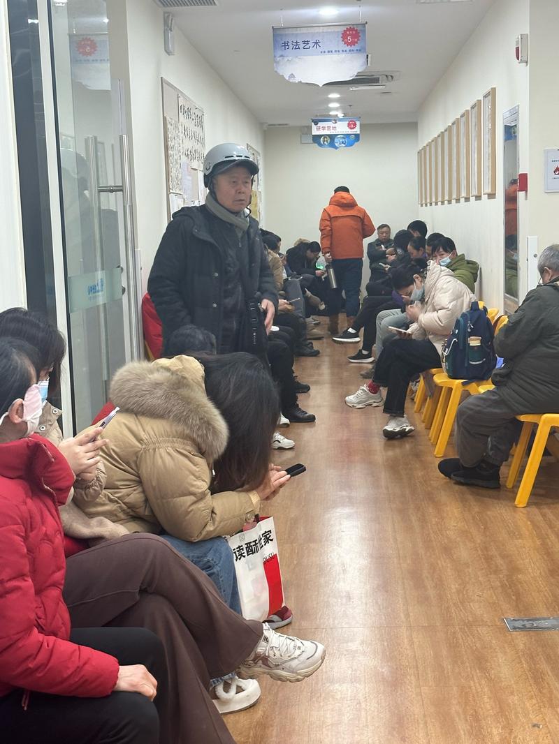周末培训机构门口等待的家长