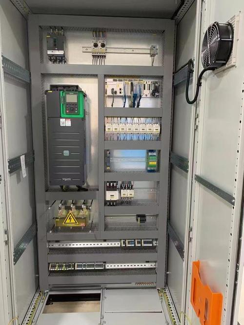 工厂车间安装完成的变频驱动(VFD)控制柜实拍