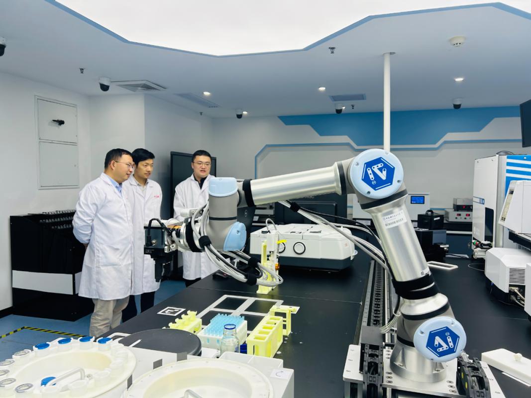 移动机器人化学家自主实验工作照