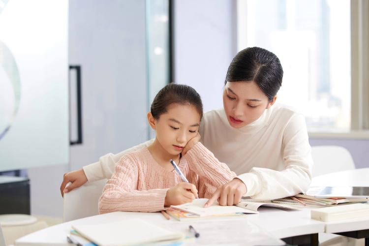 母子在书桌前进行启发式沟通