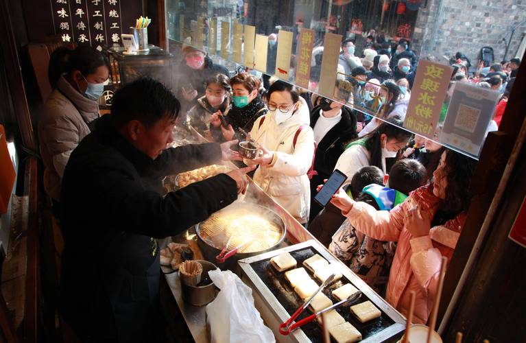 南京老门东老字号联名摊位排队场景