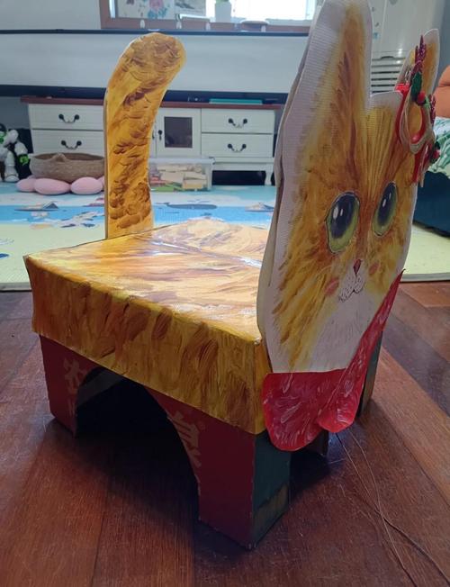 儿童手工制作歪歪扭扭的自动喂猫书桌作品