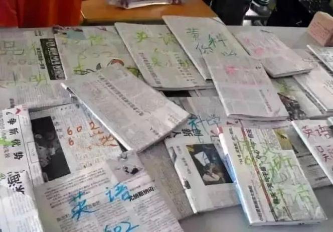 农村家长在校保安室墙根放着的垫了旧报纸的布食品袋