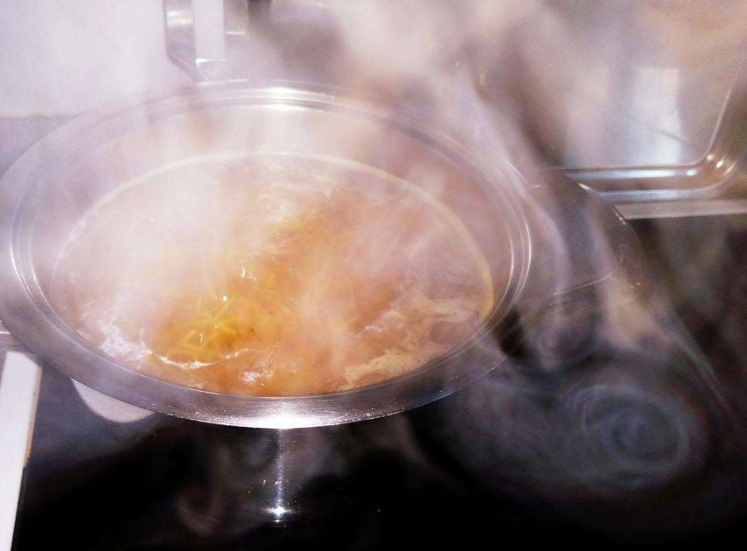 厨房水蒸气对香料罐的影响示意图