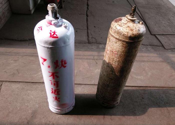 装修工地氧气瓶乙炔瓶瓶身外观对比图