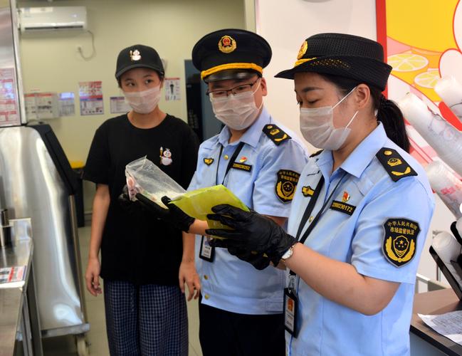 市场监管执法人员上门检查亮证场景图
