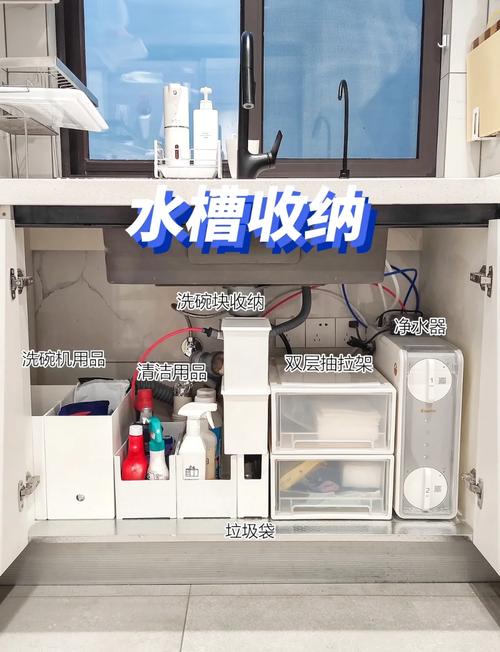 水槽下方潮湿橱柜里结团的大米袋