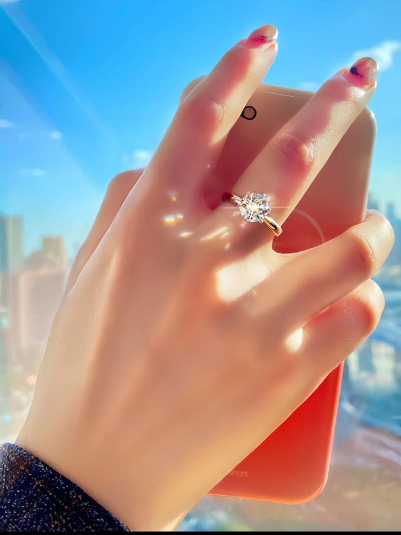 求婚钻戒佩戴在女性手上的浪漫特写