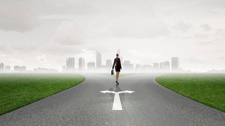 商业人士站在十字路口迷茫选择高清图