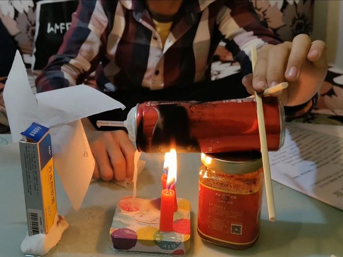 学生热火朝天地拆解旧家电做实验