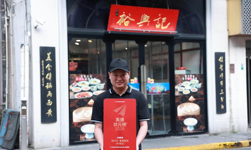 消费者商场快速扫过餐饮招牌的视角模拟图