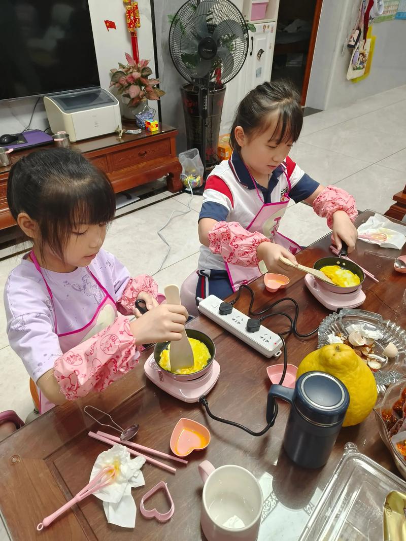 九岁孩子自己做简单早餐厨房实拍