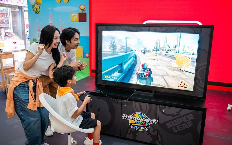 多人围坐沙发玩Switch马力欧卡丁车实拍