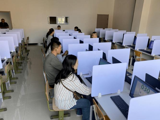 考生在图书馆复习法律职业资格证考试