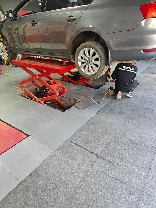 汽修厂举升机上汽车差速器间隙检查作业
