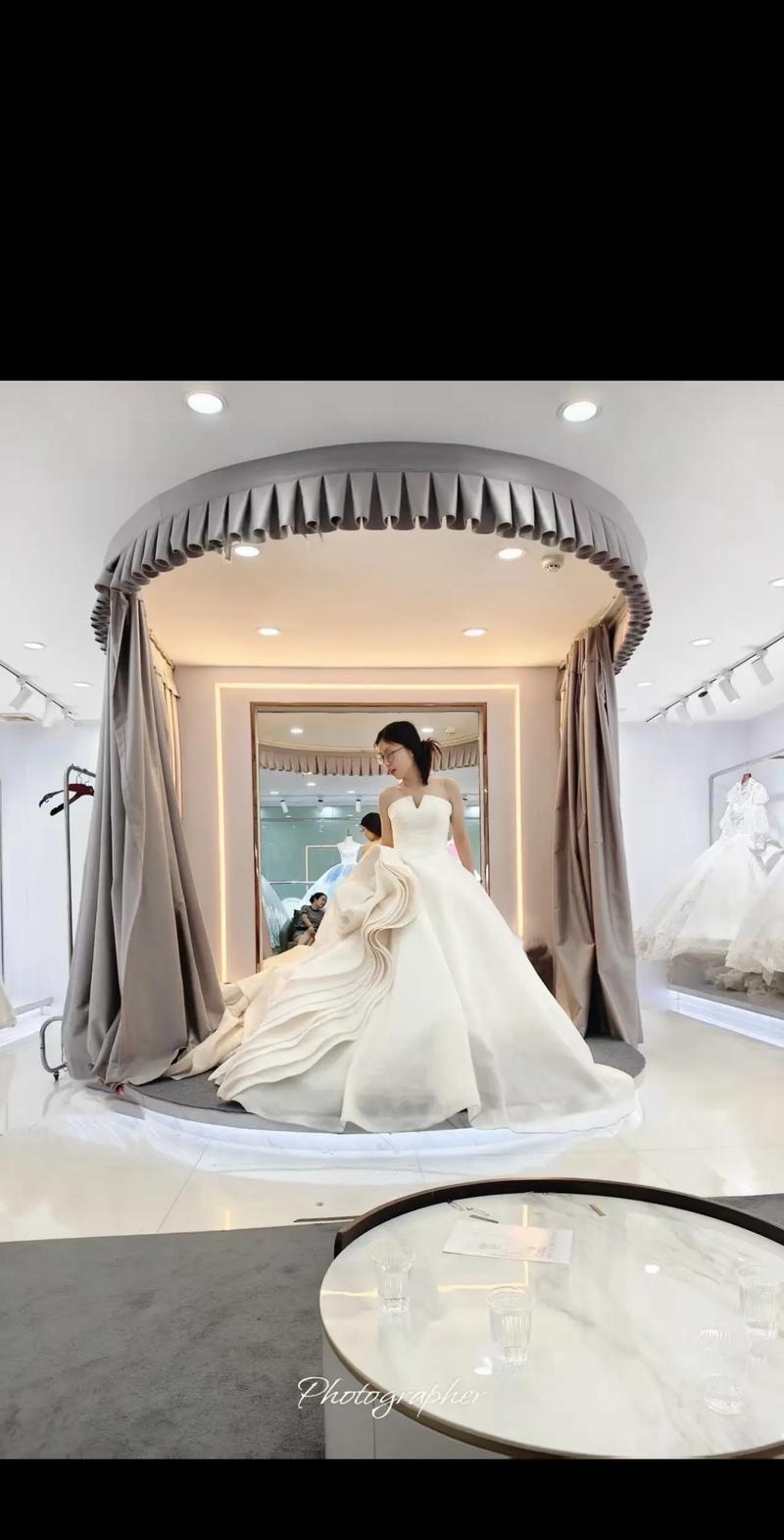 婚纱店试衣间挂满深V婚纱款式