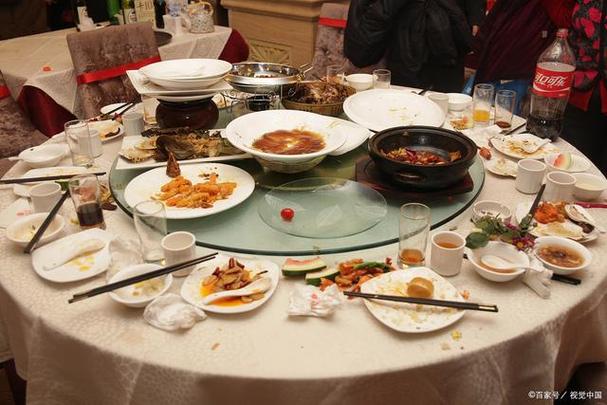 中式餐桌错误夹菜方式示范图