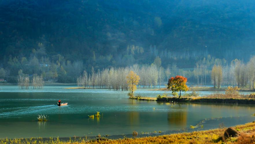 湖北南漳水镜湖青山环抱水面风光