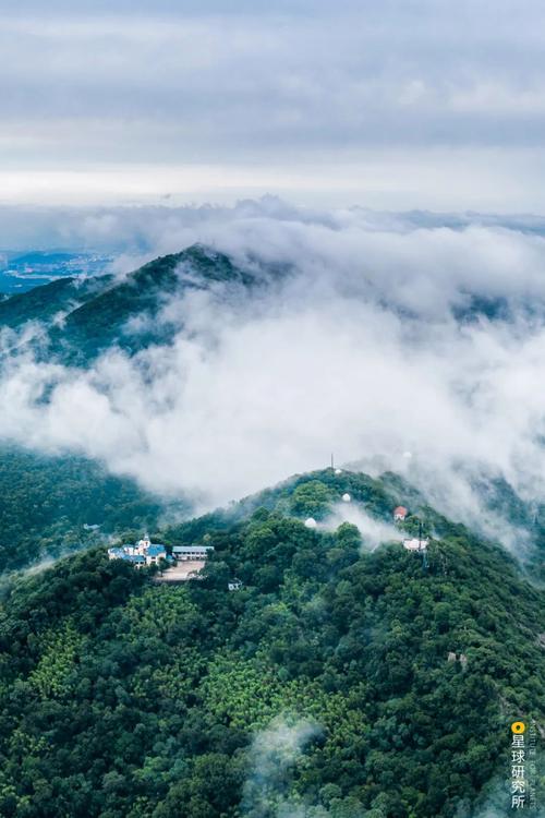 紫金山顶无人机拍南京晨雾原片