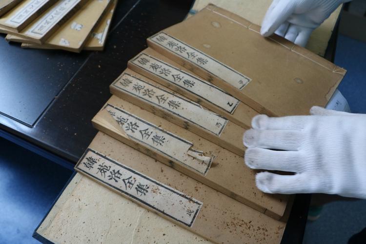 图书馆内清代古籍点校工作桌面
