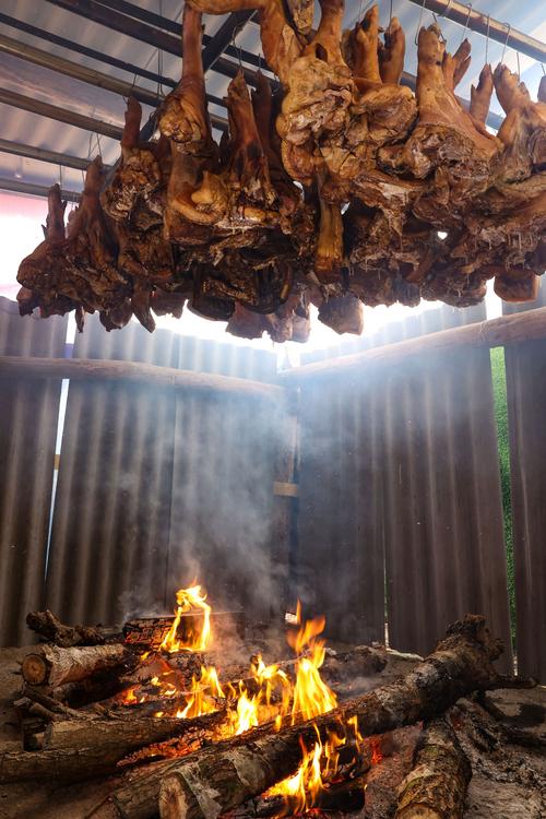 湖北南漳山区农户灶房悬挂熏制中的南漳腊肉