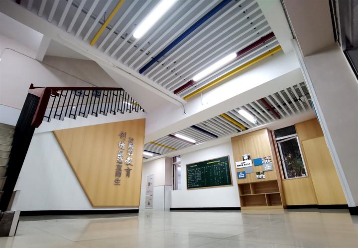 传统按分数分班的分层教学走廊场景