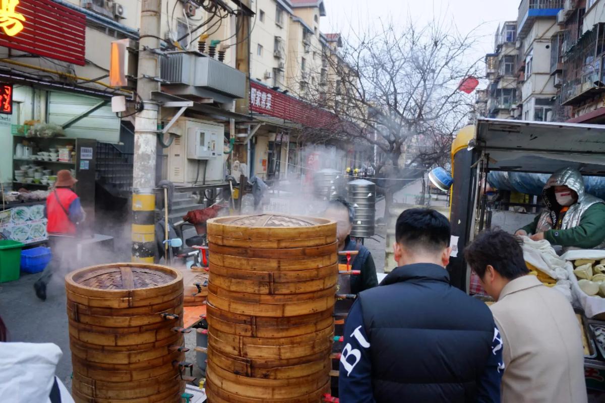 天津西北角早点摊热气腾腾