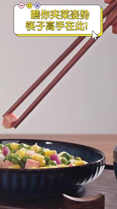 筷子夹起食物慢慢送入口中的特写镜头