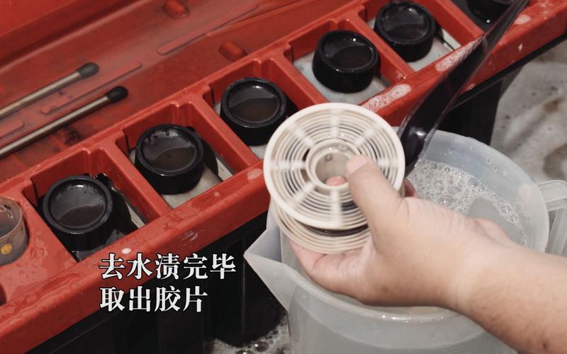 胶卷冲洗罐倒入显影液的过程特写