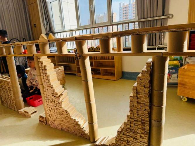 安吉游戏幼儿合作搭建木桥场景