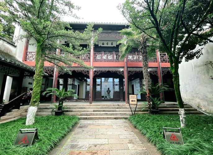 乌镇茅盾故居庭院古树