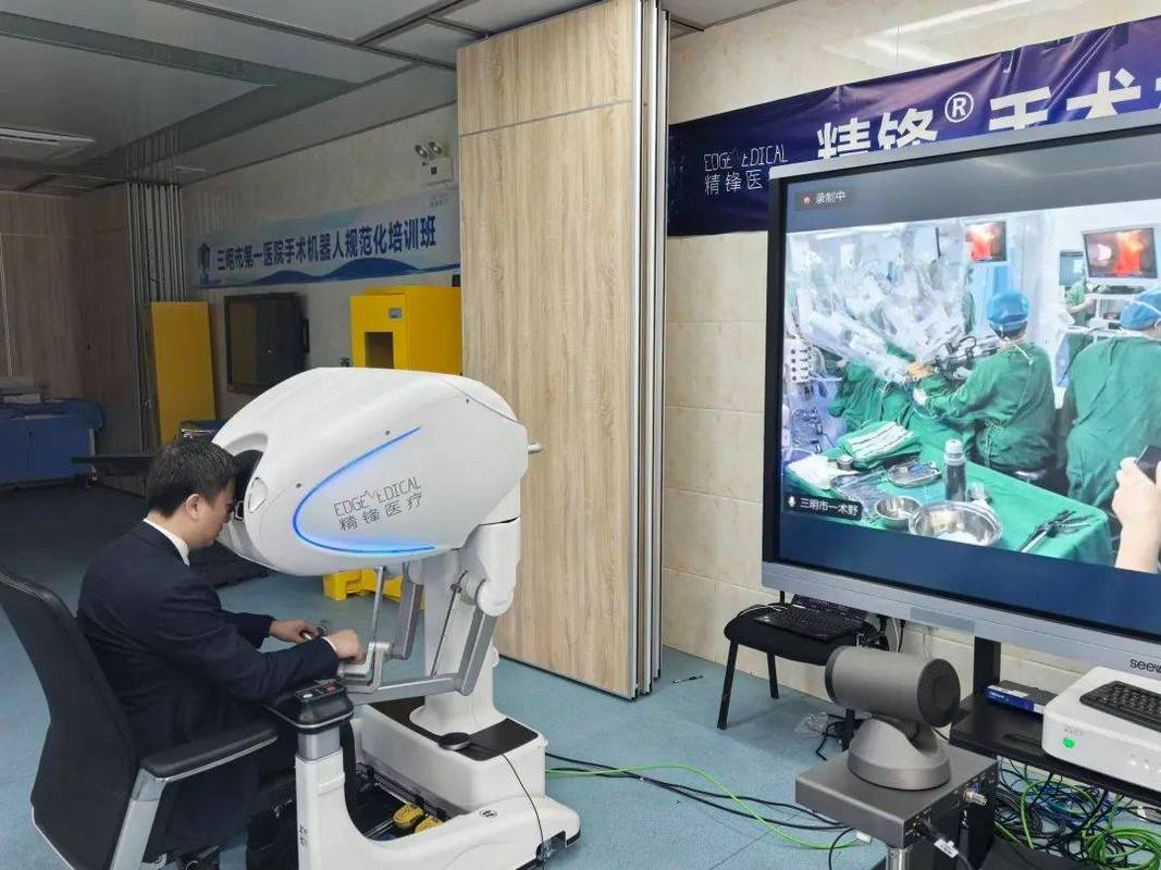 5G远程手术机器人触觉反馈操作台