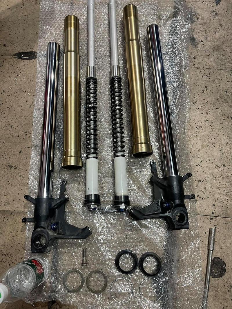 替换下来的漏油缓冲器与设备损坏部件对比图