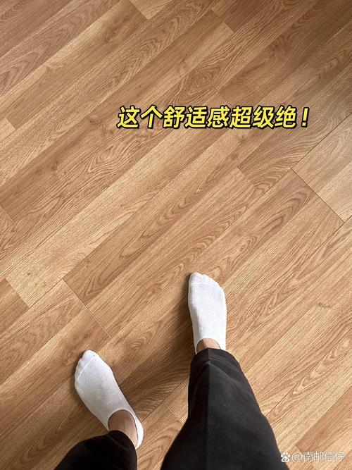 干净实木地板赤脚踩踏实景