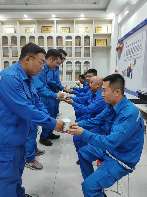工业新人拜师师傅递工具箱现场照片
