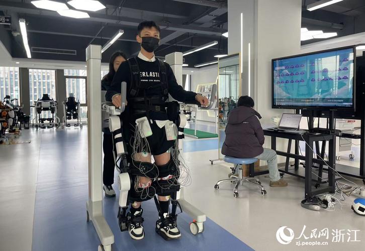 工业外骨骼肩部肌电测试场景图