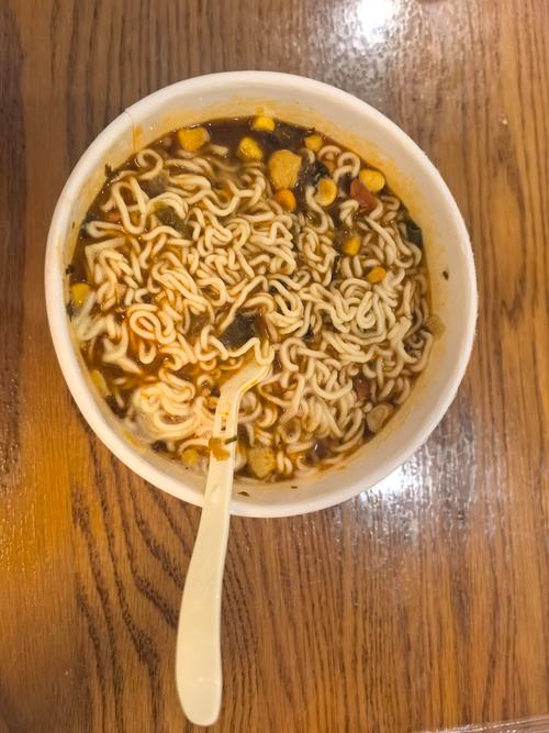 夜班食堂的那碗泡面