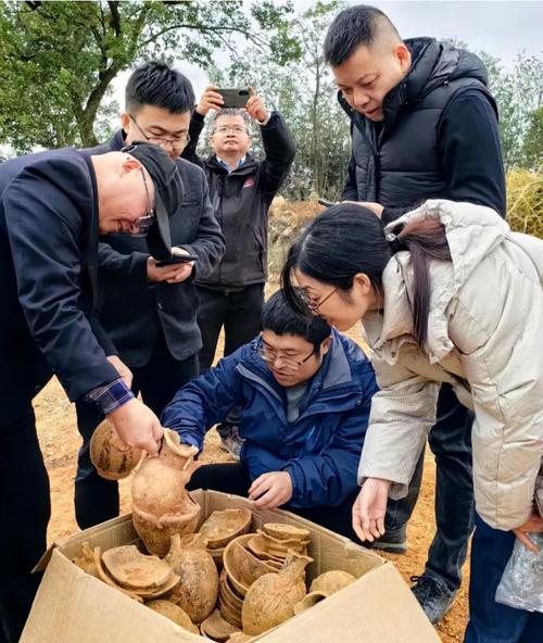 农民翻地发现文物主动上报现场图