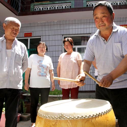 湖北南漳闹年锣鼓老艺人授艺场景