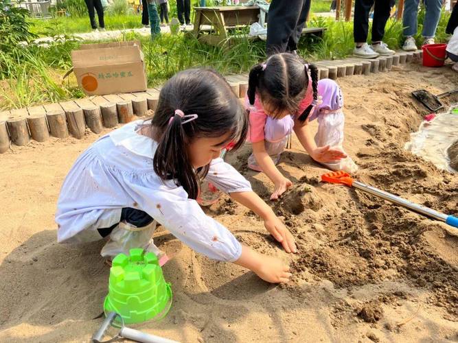 幼儿玩天然沙子触觉早教活动实拍