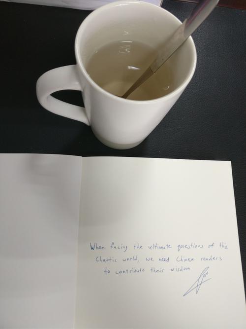 木质桌面上的手写笔记本和钢笔，旁边一杯咖啡，纸上写着简洁的今日计划