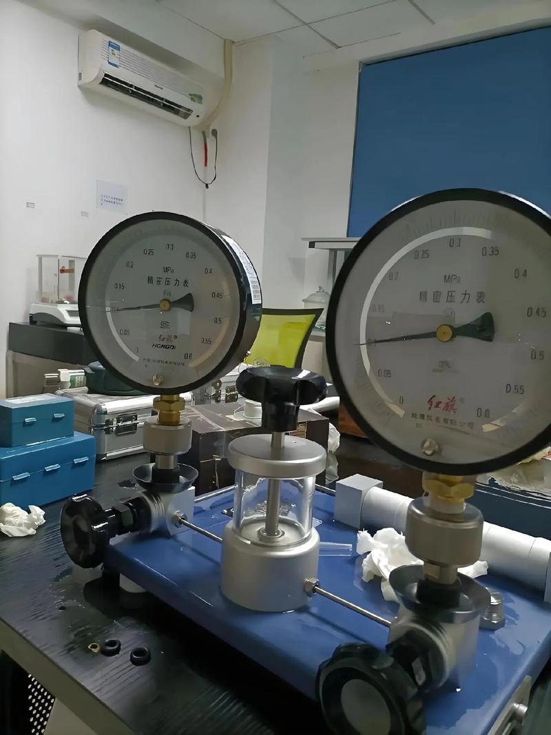 计量院工人现场校准工业压力表作业图