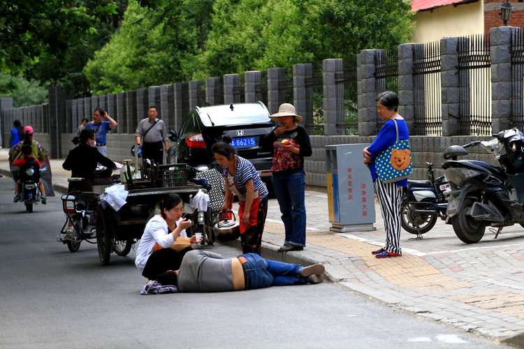 街头路人犹豫要不要上前帮忙场景