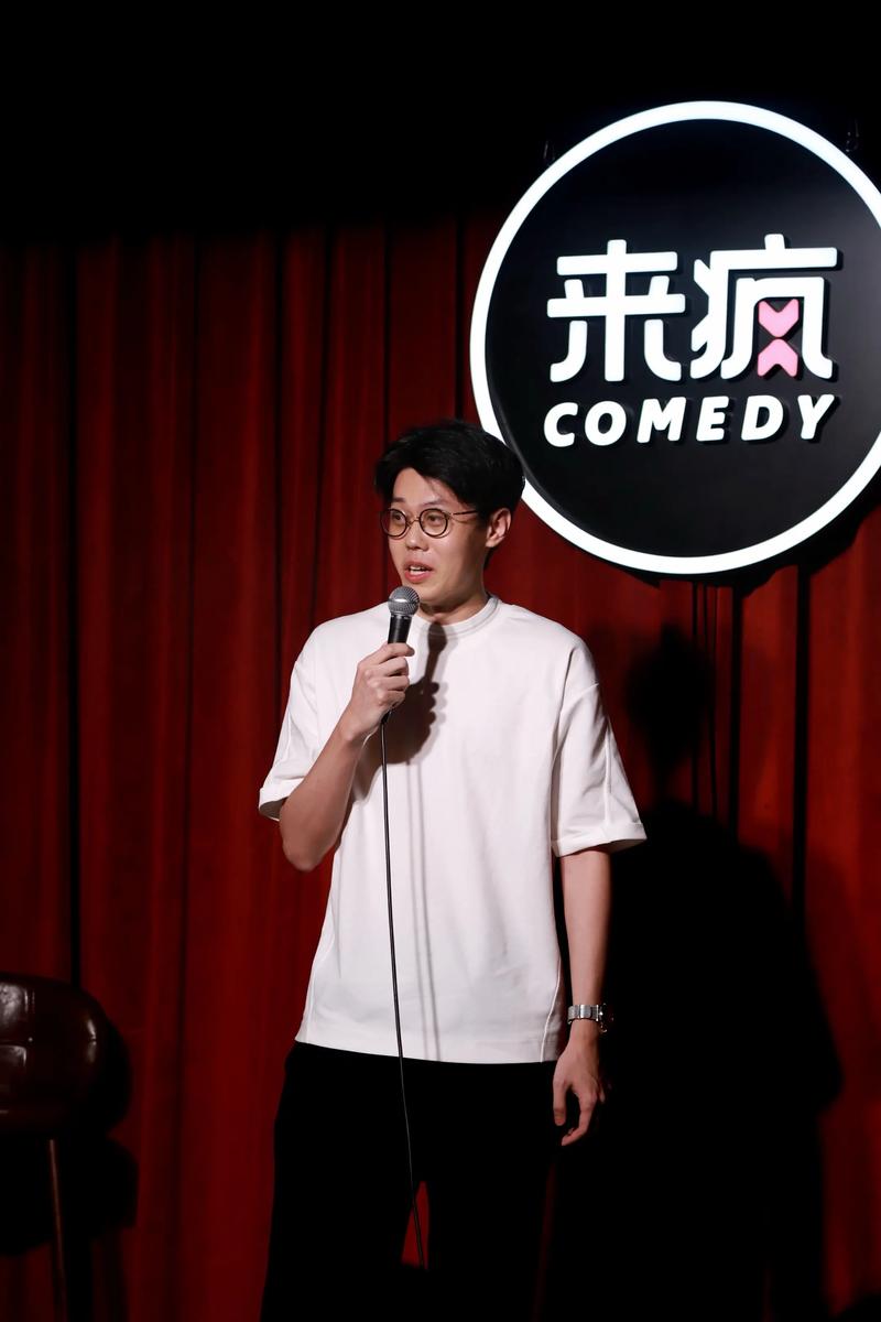 脱口秀开放麦舞台演员视角
