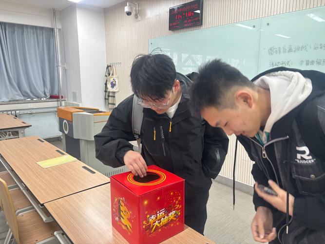 小学孩子自己封装作业信封盲盒场景