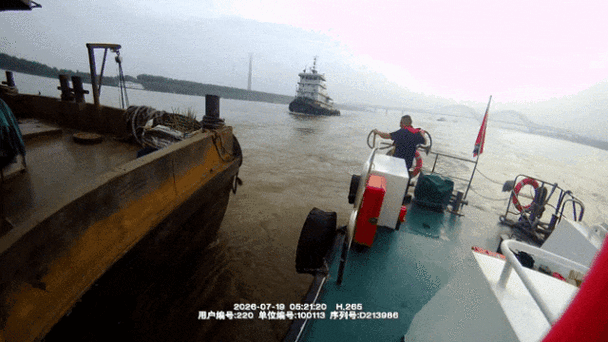 海上漂航的失控无人货驳实拍