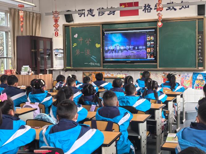 小学教室里的新课标教材和孩子们