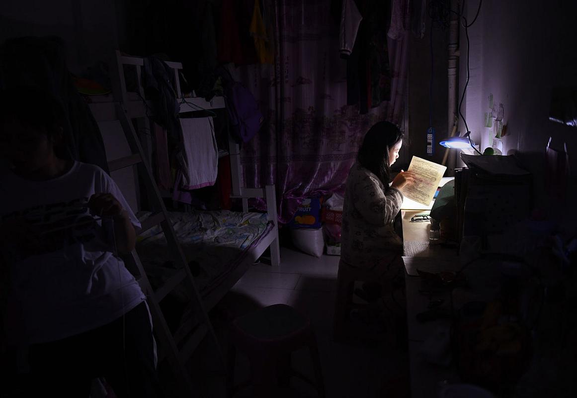 大学上铺蚊帐里玩手机的昏暗场景