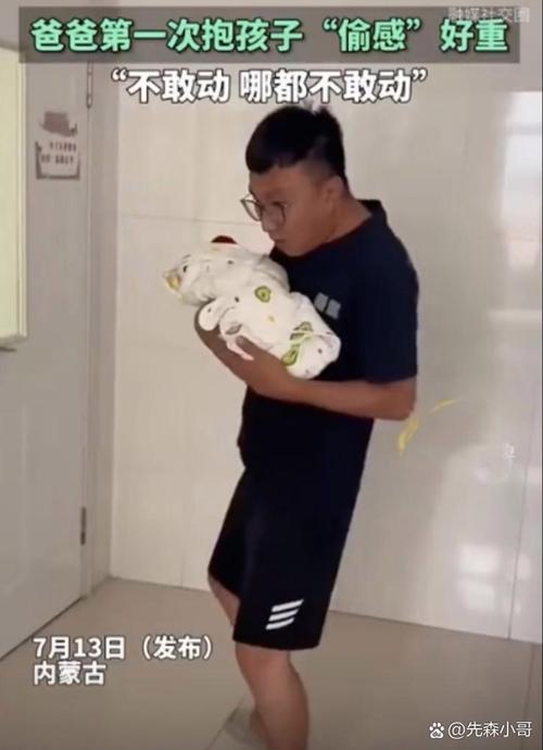 爸爸笨拙地给婴儿穿衣服场景